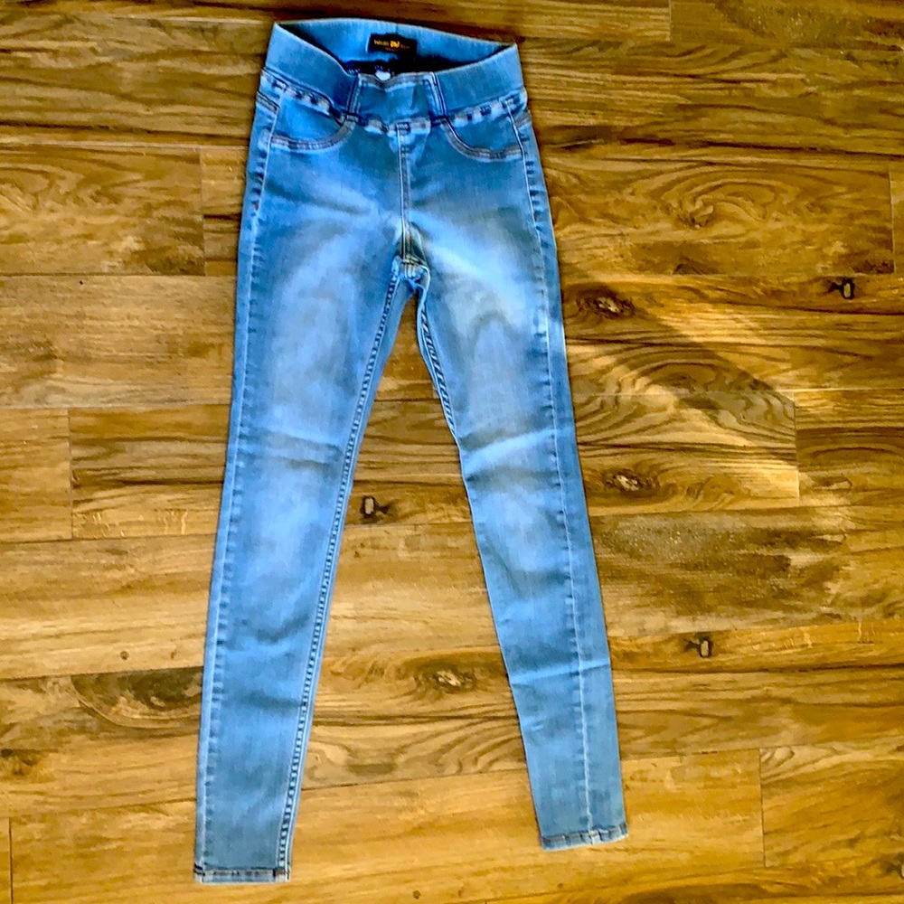 Skinny jeans with stretchy waistband.